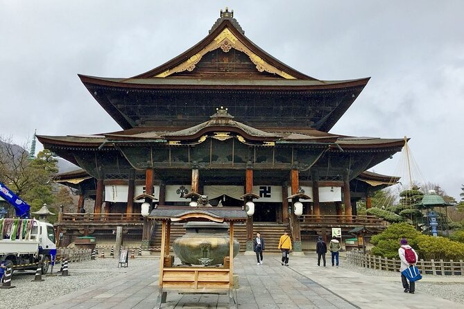 Snow Monkey Park & Zenkoji Temple Nagano Pvt. Full Day Tour. - Accessibility and Amenities