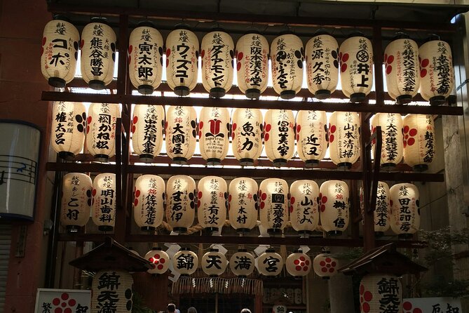 Kyoto Sunset Tour: Gion District, Pontocho, Yasaka & Secrets - Discovering Yasaka Shrine