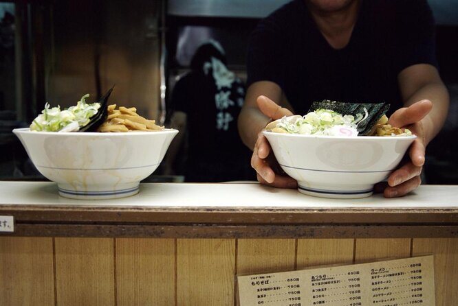 Shinjuku Golden-Gai and Kabuki-Cho Bar Hopping With Master Guide