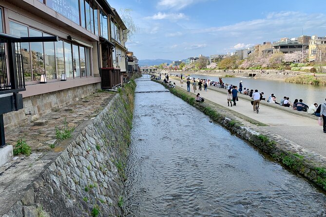 Gion District Walking With an Expert Local Tour Guide in Kyoto - Key Points